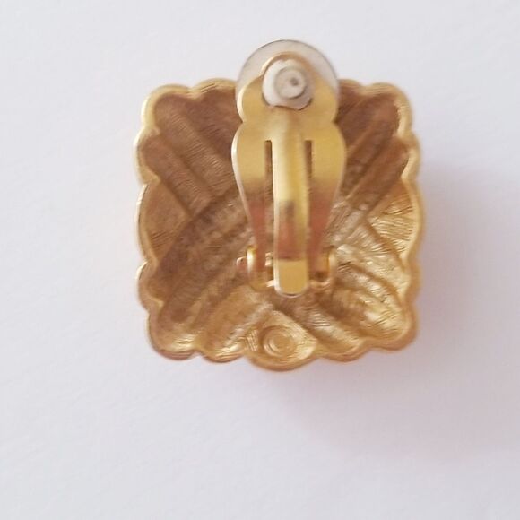 Anne Klien signature satin gold Matte textured square earrings - Picture 6 of 8